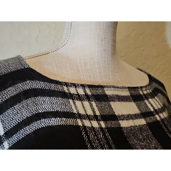 A New Day Womens Poncho One Size Fits Most Black/White Plaid Fringe Hem - Picture 7 of 9